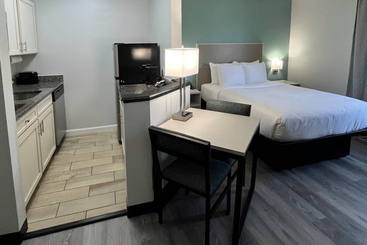 1 bedroom, premium bedding, desk, laptop workspace