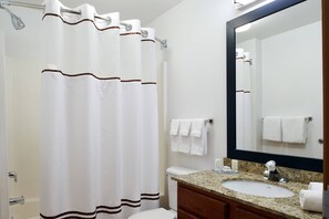 Combined shower/tub, hair dryer, towels
