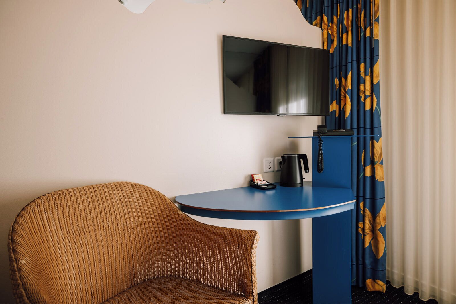 single room | minibar, in-room safe, individually decorated, individually furnished