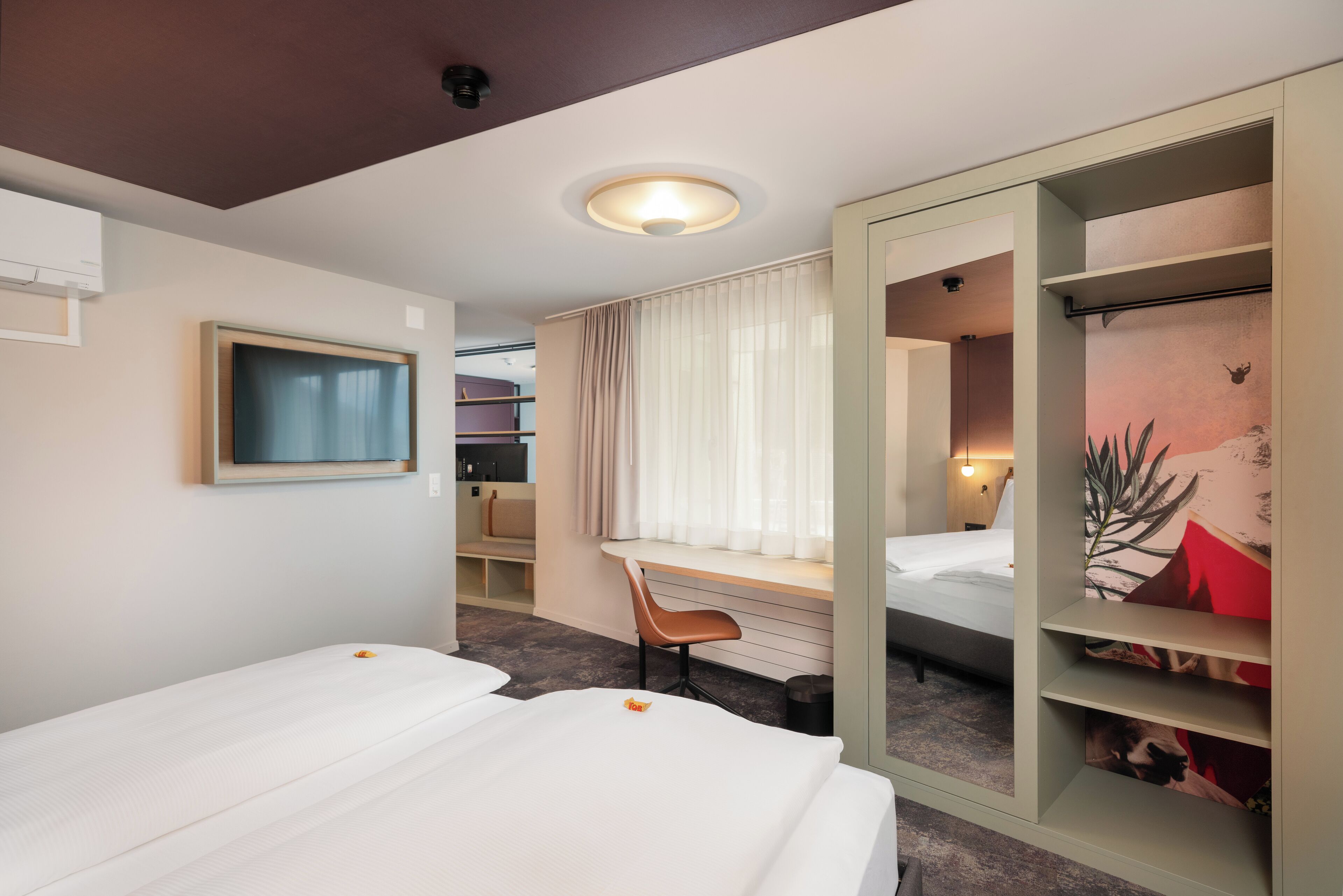 Spacious Roof Top Room | Minibar, caja de seguridad en la habitación y decoración personalizada 