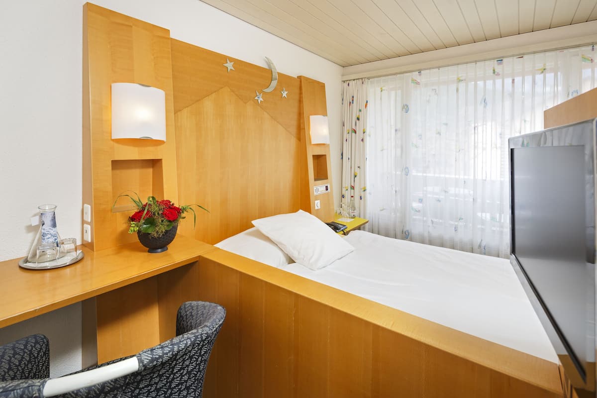 minibar, in-room safe, individually decorated, individually furnished