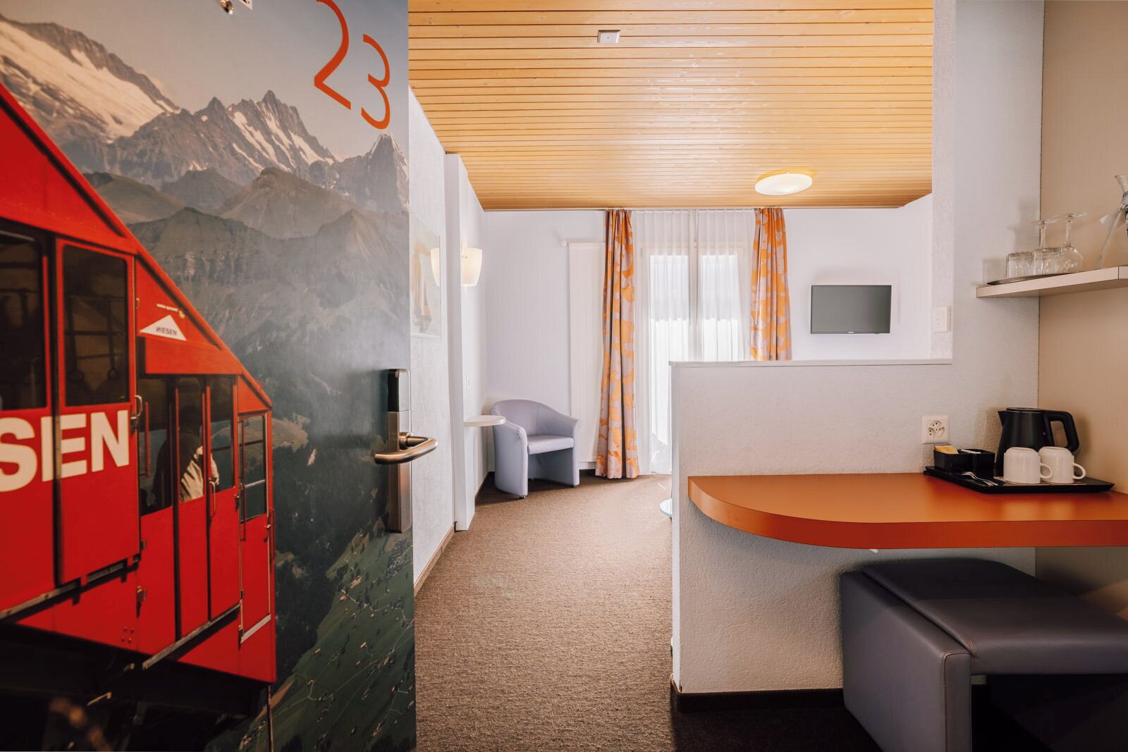 standard twin room | minibar, in-room safe, individually decorated, individually furnished