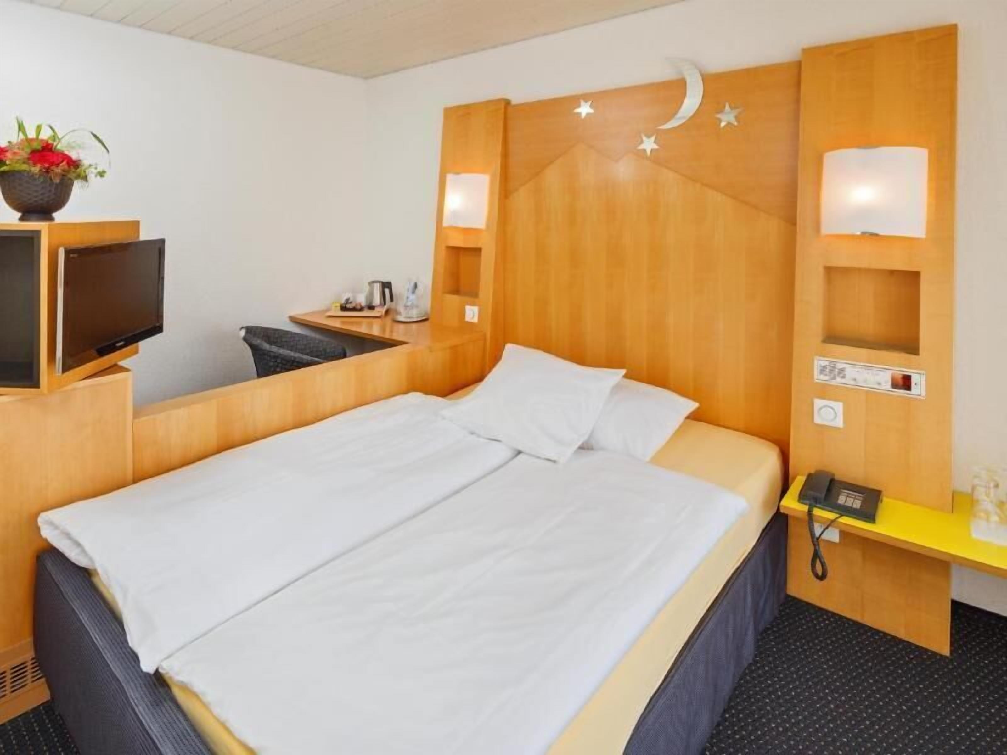 Minibar, in-room safe, individually decorated, individually furnished