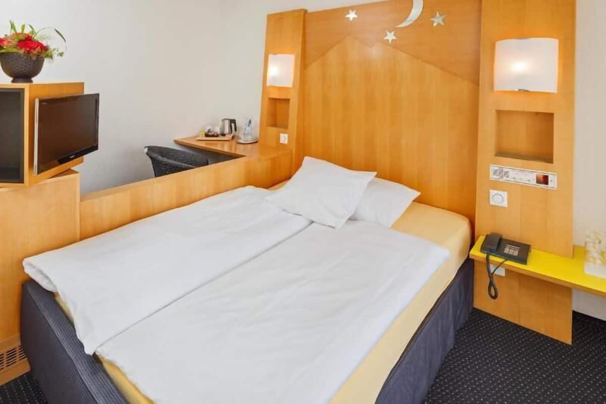 Minibar, in-room safe, individually decorated, individually furnished