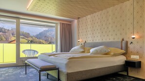 Large Room for 1 to 4 People