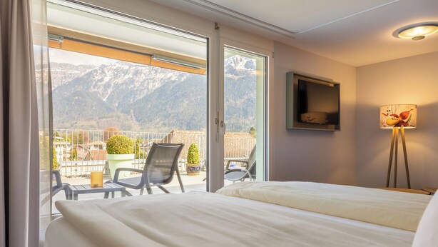 Large Room for 1 to 4 People