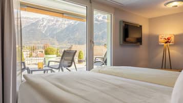 Large Room for 1 to 4 People | Minibar, in-room safe, individually decorated, individually furnished