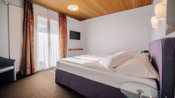 Standard-Zweibettzimmer | Minibar, Zimmersafe, individuell dekoriert, individuell eingerichtet
