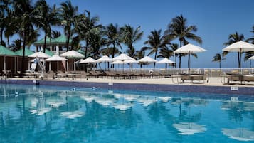 Una piscina al aire libre, cabañas de piscina (de pago), tumbonas