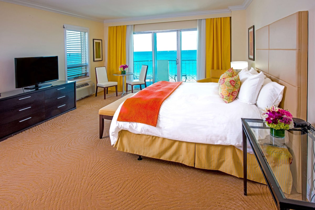 Ocean Front w/Balcony, 1 King Bed
