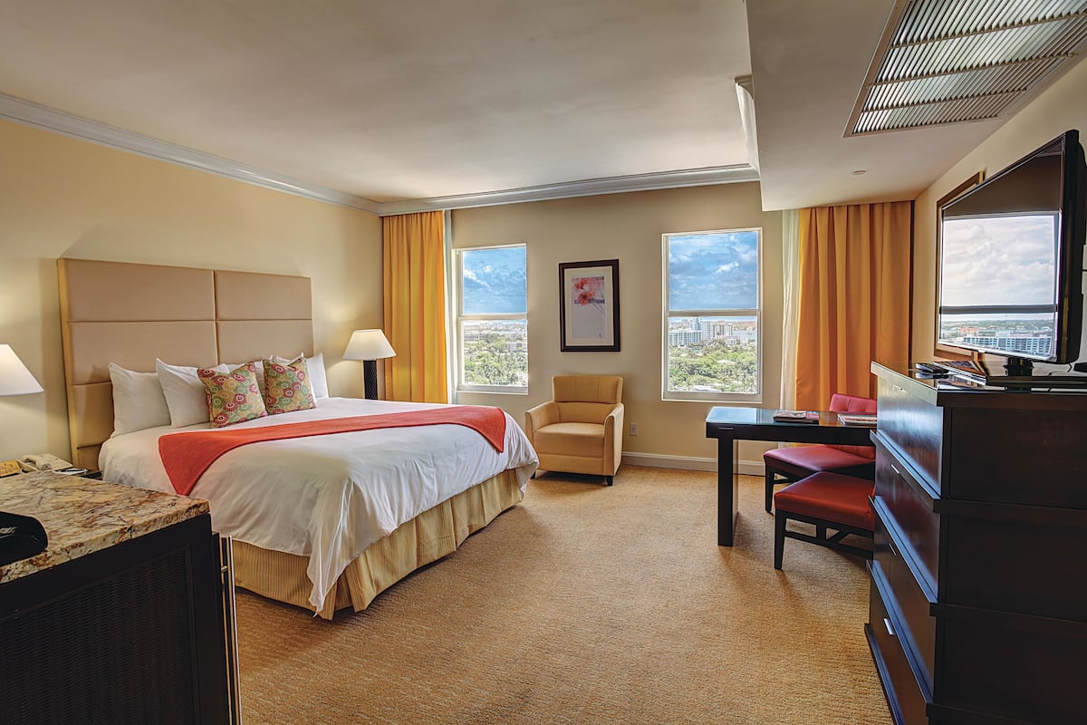 Bay View No Balcony, King bed | View from room