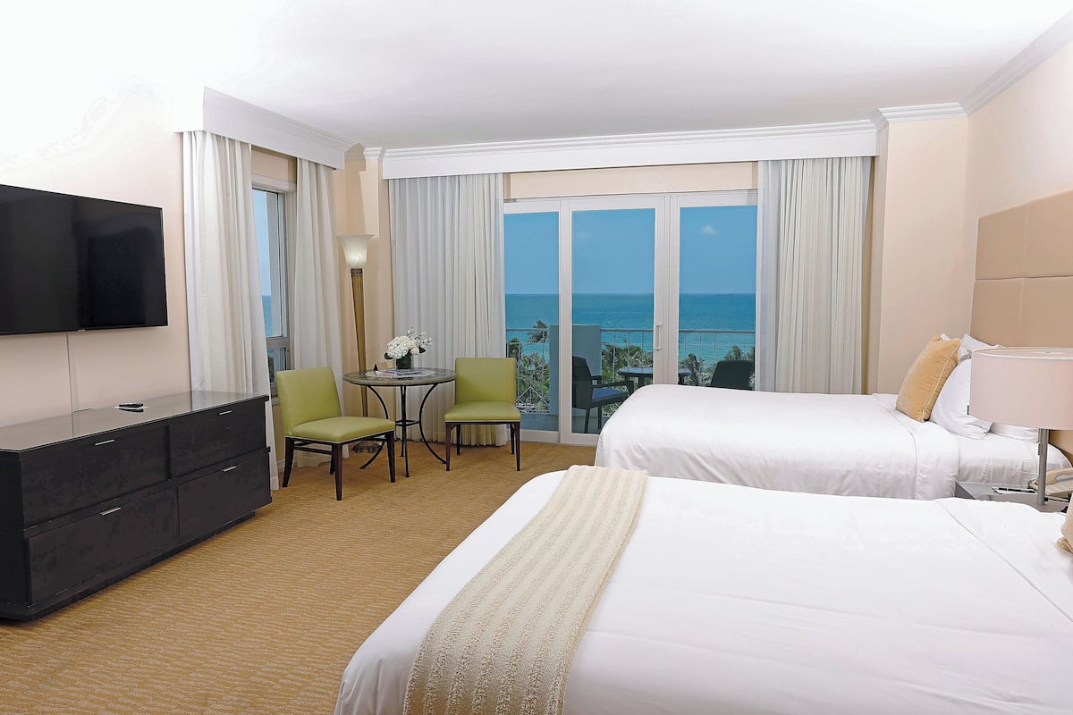 Premium bedding, in-room safe, desk, blackout drapes