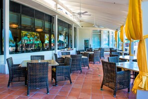 Breakfast and lunch served, beach views 