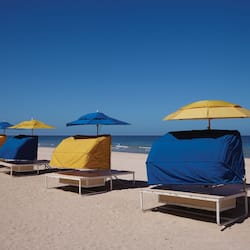 Ubicación a pie de playa, arena blanca, cabañas de playa y tumbonas