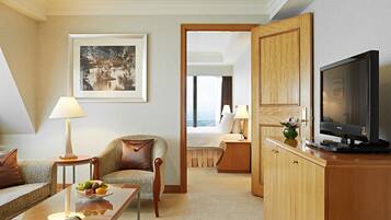 Suite junior | Minibar, caja de seguridad en la habitación y escritorio