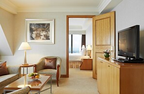 Junior Suite | Minibar, in-room safe, desk, iron/ironing board - 85 Sky Tower Hotel (Kaohsiung)