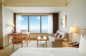 Minibar, in-room safe, desk, iron/ironing board - 85 Sky Tower Hotel (Kaohsiung)