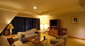 Minibar, in-room safe, desk, iron/ironing board
