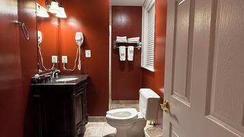 Traditional Double Room, 2 Double Beds | Bathroom