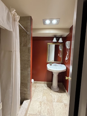 Basic Room, 1 Double Bed | Bathroom | Shower, free toiletries, hair dryer, towels