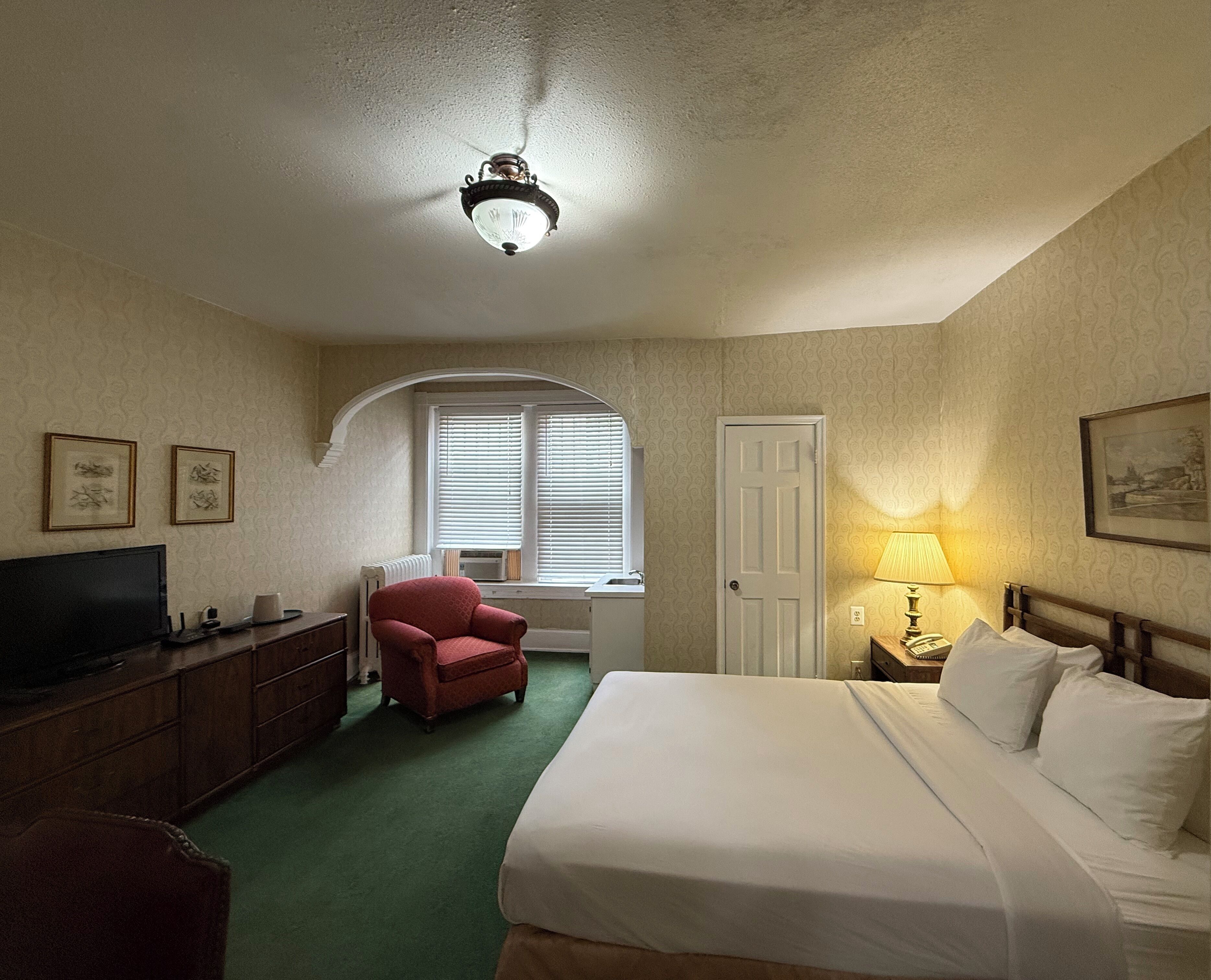 Standard Room, 1 Queen Bed | Free WiFi, bed sheets