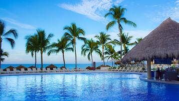 4 outdoor pools, sun loungers