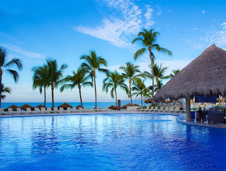 4 Außenpools, Liegestühle. Marival Emotions All-Inclusive Resort by Mercure