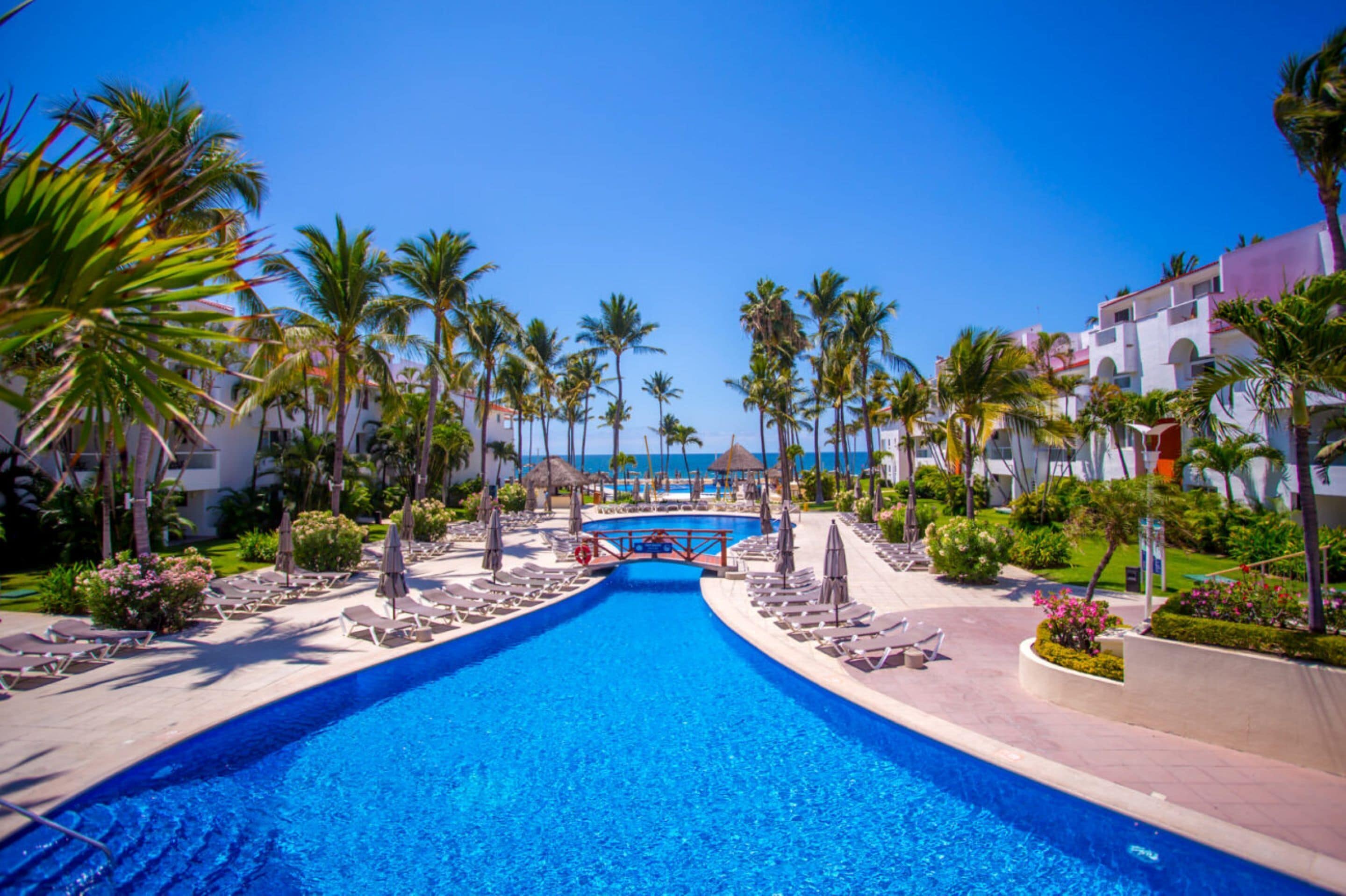 4 albercas al aire libre y camastros 