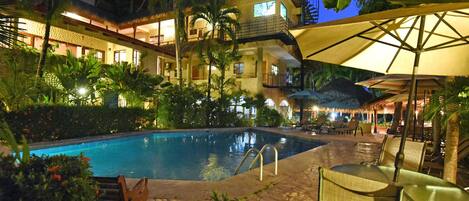 Außenpool, Sonnenschirme