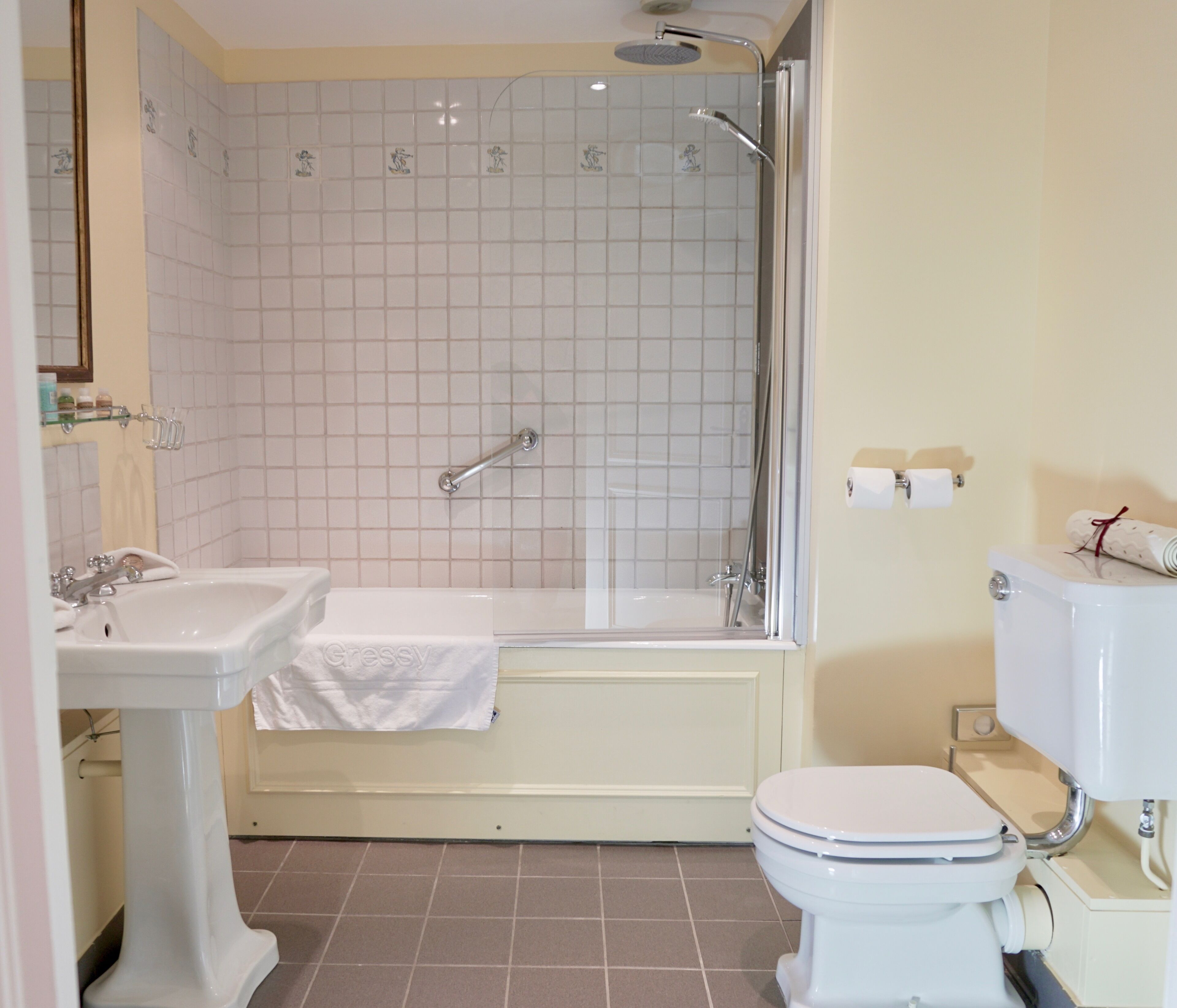 deluxe room (terrace) | bathroom | combined shower/bathtub, free toiletries, hair dryer, towels