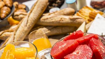 Petit déjeuner buffet (24 EUR par personne)