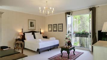 Bureau, espace de travail pour ordinateur portable, rideaux occultants