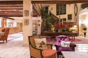 Lobby lounge