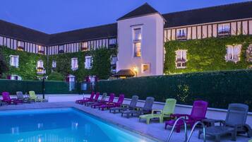 Piscine extérieure (ouverte en saison), parasols de plage