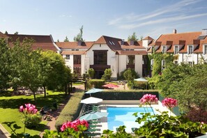 Seasonal outdoor pool, pool umbrellas, sun loungers