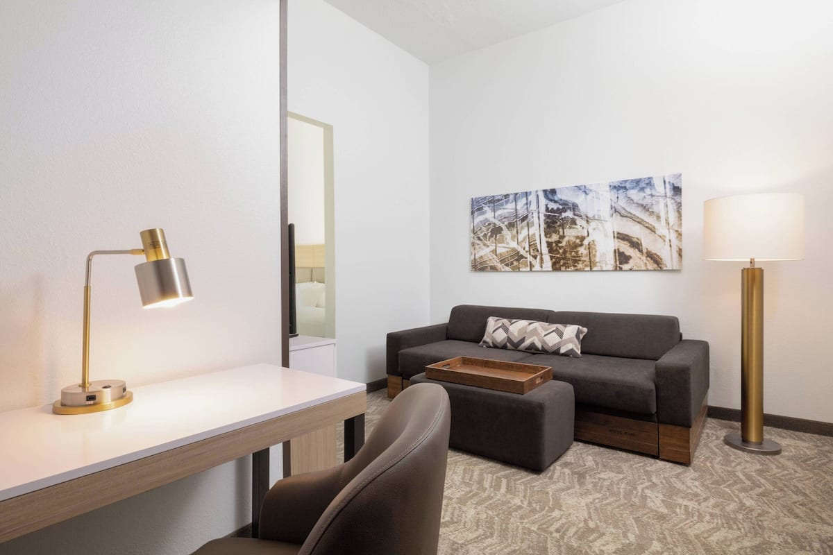 1 Schlafzimmer, Zimmersafe, Schreibtisch, laptopgeeigneter Arbeitsplatz