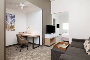 Junior-Suite, Mehrere Betten | Zimmersafe, Schreibtisch, laptopgeeigneter Arbeitsplatz