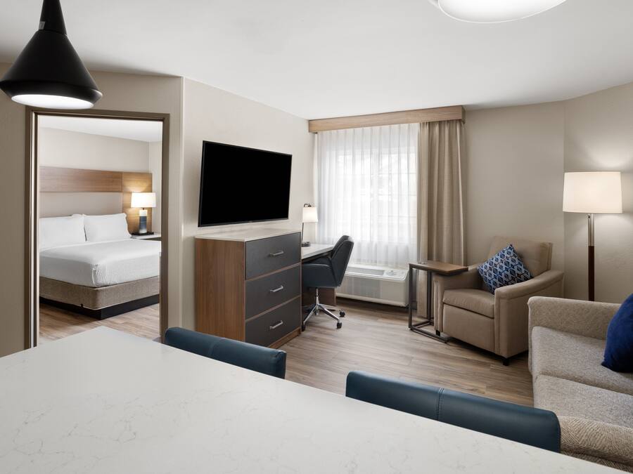 Een kluis op de kamer, een bureau, een laptopwerkplek