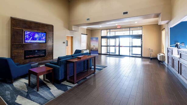 A spacious lobby with a flat-screen TV, comfortable seating, a reception desk, and a large glass door entrance. - Sonesta Essential - Baton Rouge Airport (Baton Rouge)