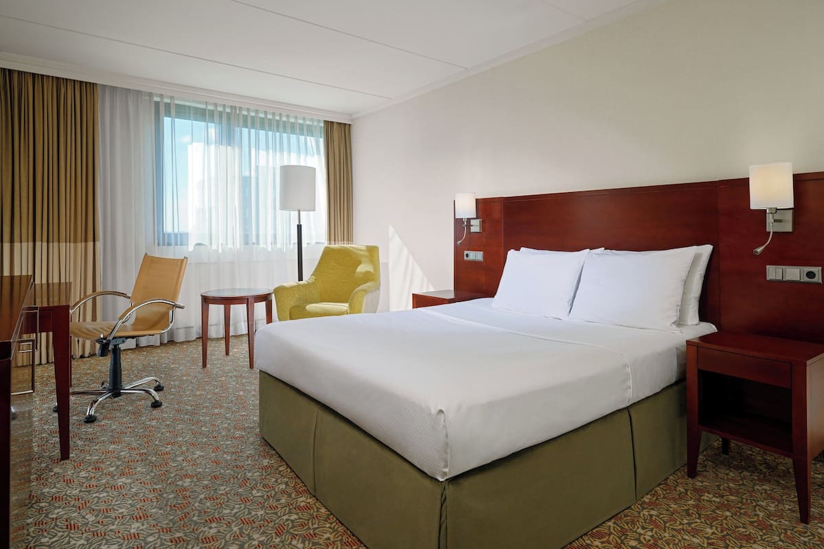 1 bedroom, hypo-allergenic bedding, minibar, in-room safe