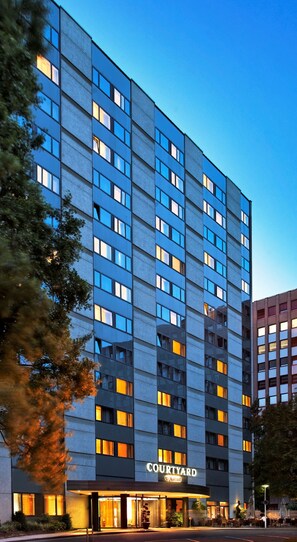 Experience the Courtyard's sleek, contemporary design, featuring a flat facade and evenly spaced windows.