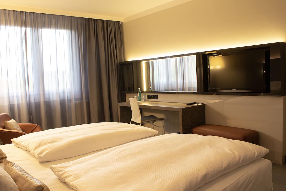 Chambre Confort double ou avec lits jumeaux | 1 chambre, literie de qualité, coffre-fort, bureau