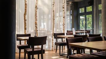 FrĂŒhstĂŒck, moderne, europĂ€ische KĂŒche, Blick auf den Garten