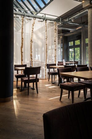 Serviço de café da manhã, almoço, jantar; vistas para o jardim