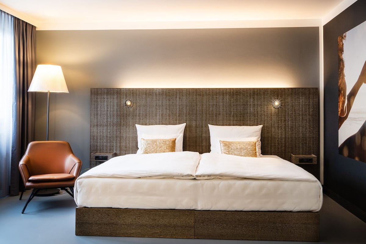 1 bedroom, premium bedding, in-room safe, desk