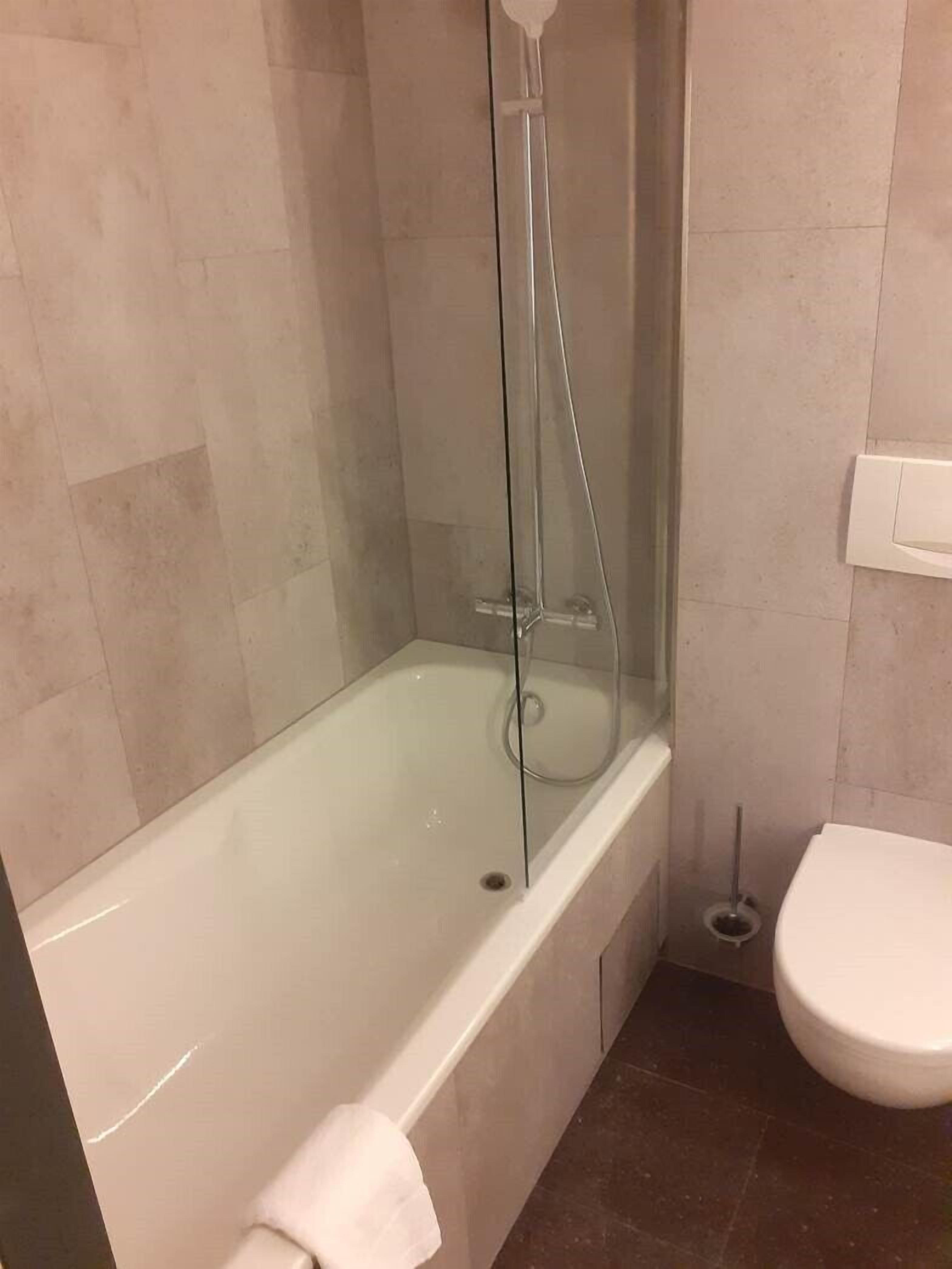 combined shower/bathtub, designer toiletries, hair dryer, towels
