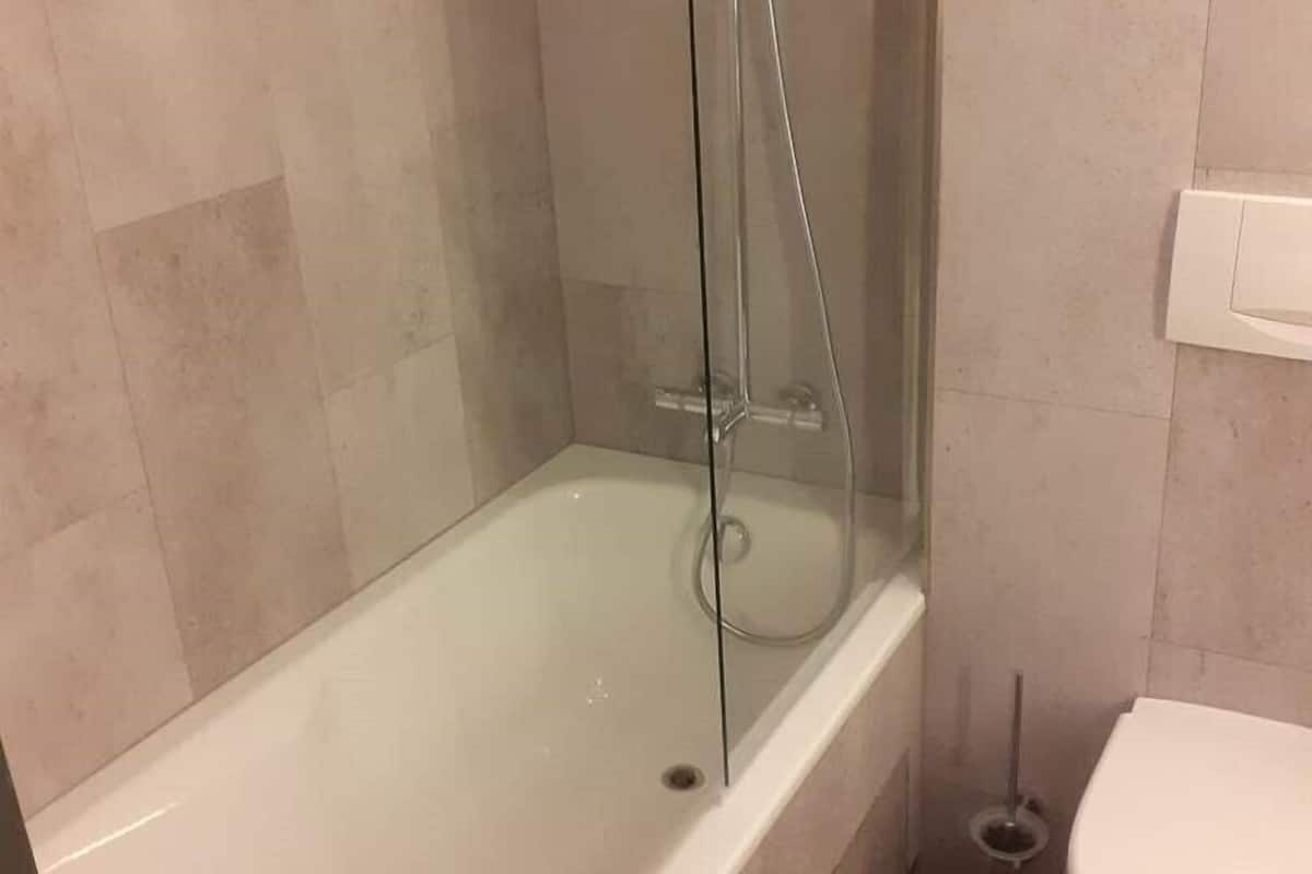 combined shower/bathtub, designer toiletries, hair dryer, towels