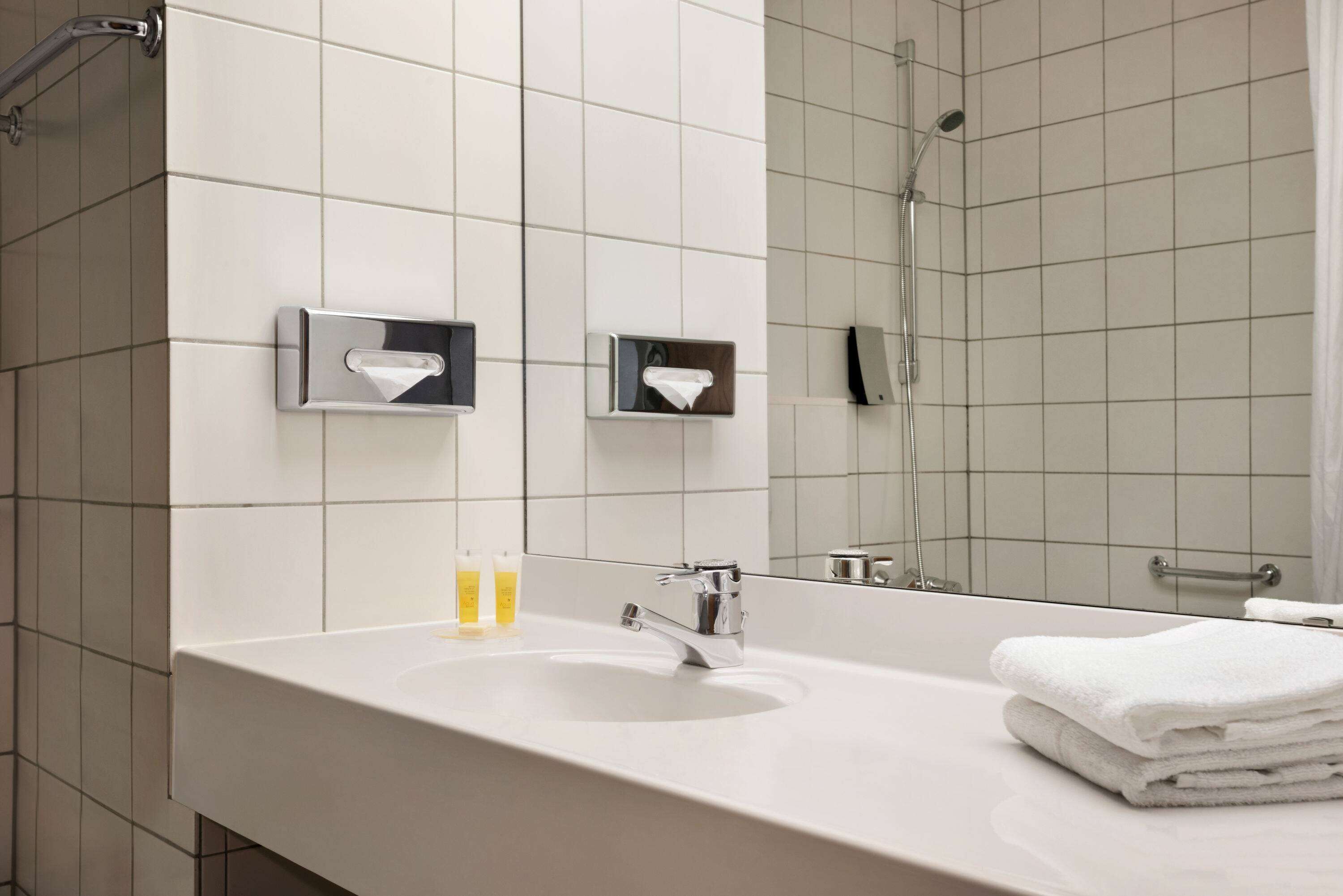 Combined shower/bathtub, hair dryer, towels