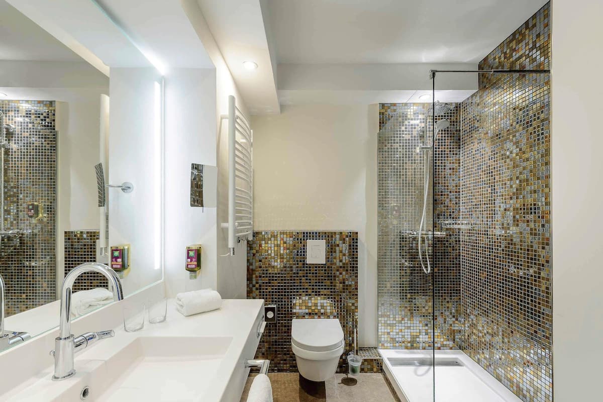 Family Double Room | Hypo-allergenic bedding, desk, soundproofing, iron/ironing board