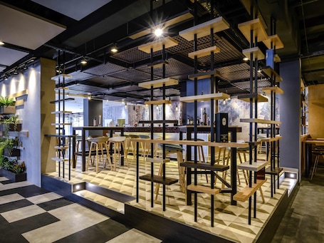 Bar (in der Unterkunft). Ibis Styles Regensburg Hotel